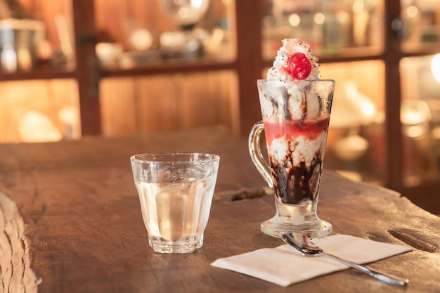 Foto grátis shake de chocolate na mesa de madeira antiga nata