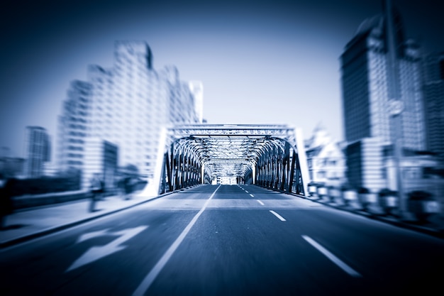 Shanghai China, arranha-céus e antiga ponte de ferro.