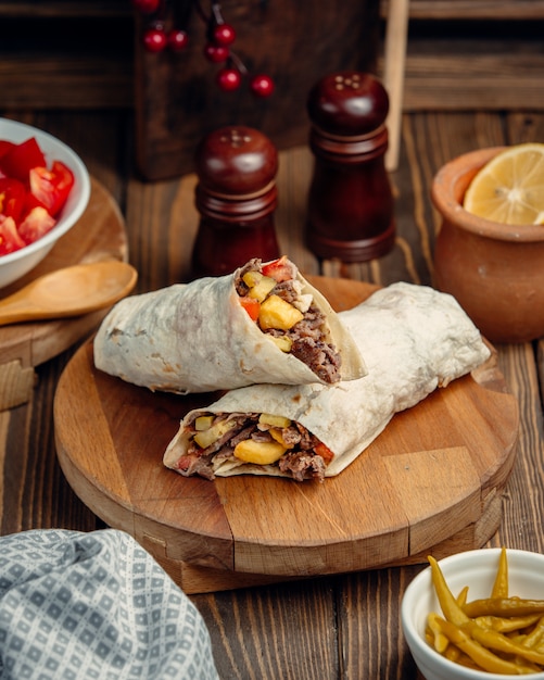 Shaurma árabe de fast-food em lavash.