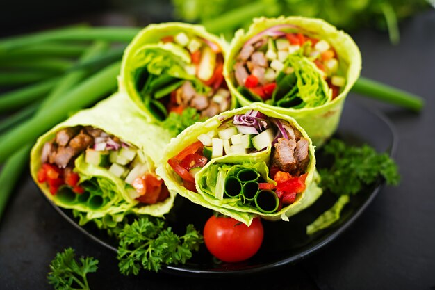 Shawarma de carne suculenta, alface, tomate, pepino, pimentão e cebola em pão pita com espinafre. Menu de dieta