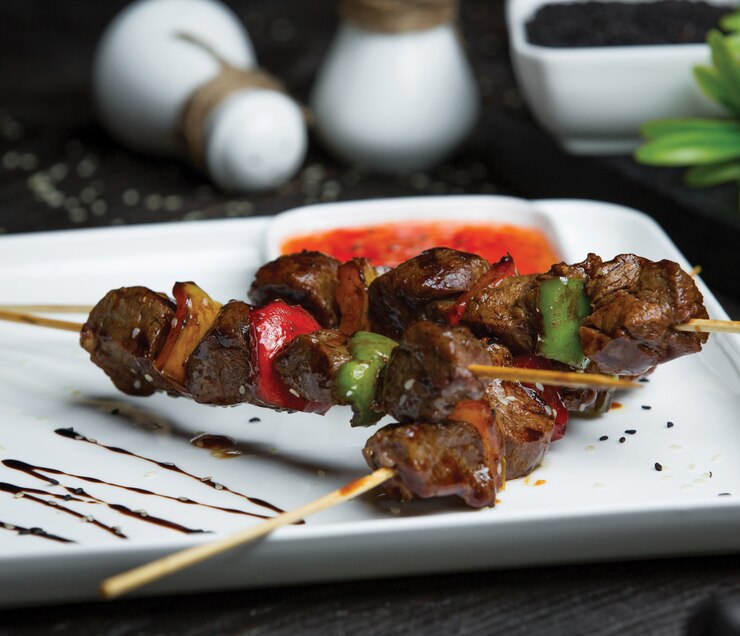 Foto grátis shish kebab com fígado e legumes