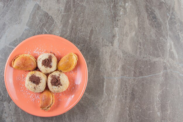 Shortbreads e cacau em pó em cookies em um prato azul.