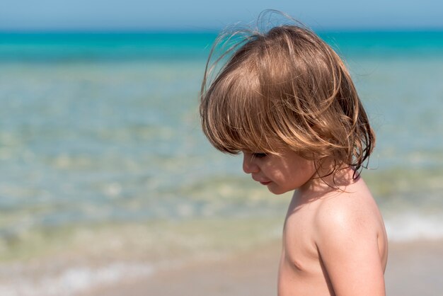 Sideway retrato de criança na praia