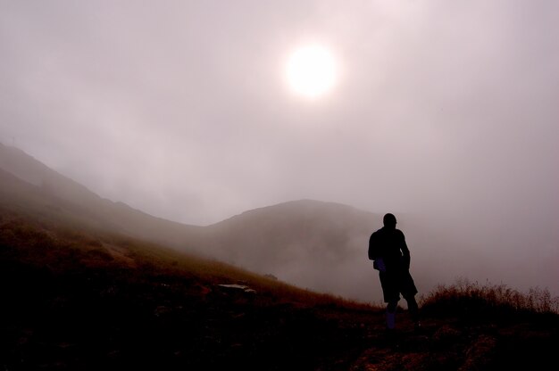 Silhouete do homem com névoa