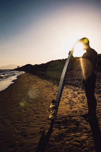 Foto grátis silhueta de cara com prancha de surf