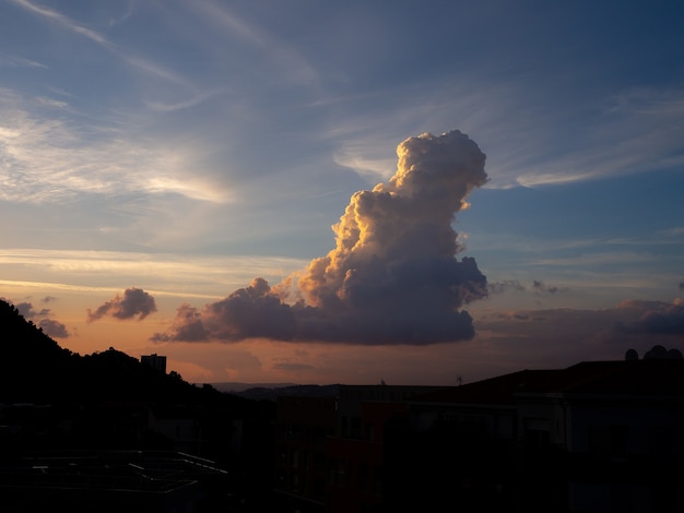 Silhueta de colinas sob um lindo céu com nuvens