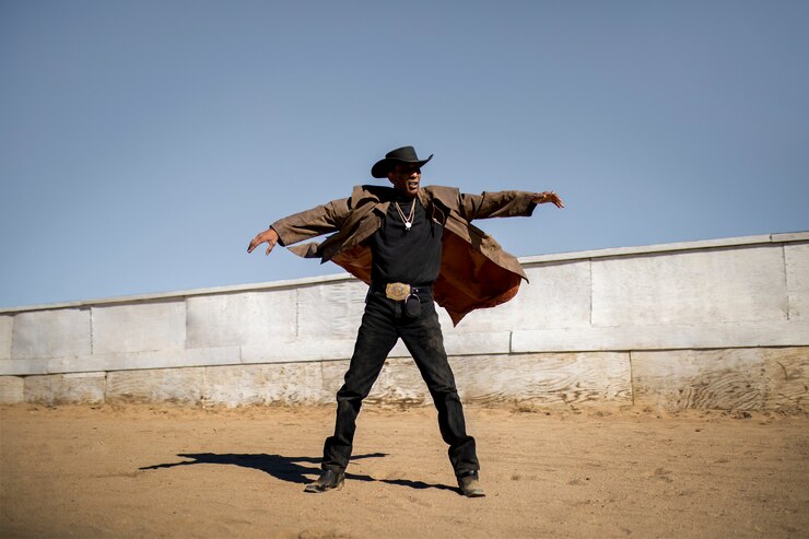 Foto grátis silhueta de cowboy contra a luz quente
