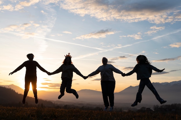 Foto grátis silhueta de família de tiro completo na natureza