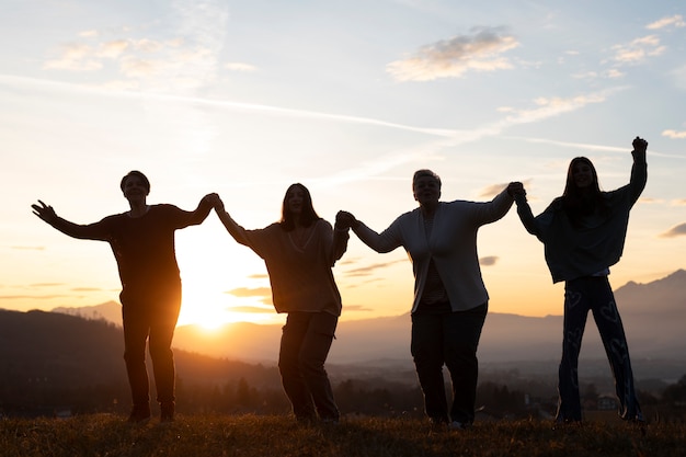 Foto grátis silhueta de família de tiro completo na natureza