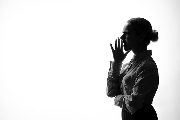 Silhueta de pessoa feminina chamando alguém vista lateral sombra de fundo branco iluminado jovem