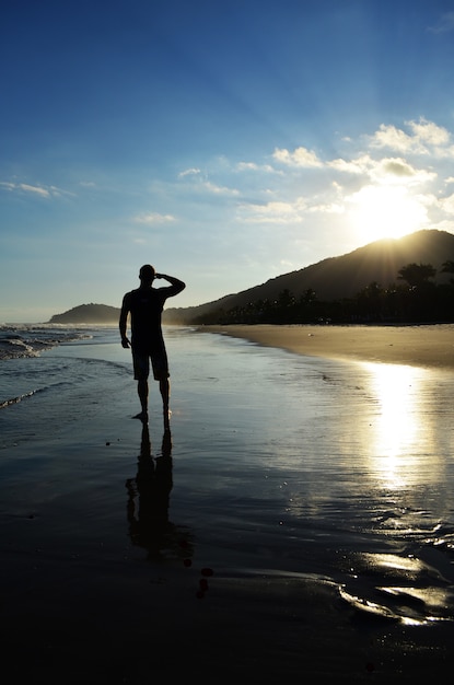 Silhueta de uma pessoa em pé na praia no sul do Brasil