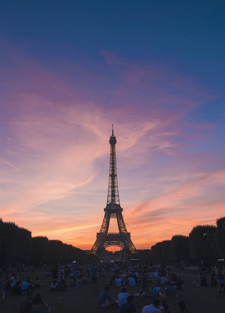 Silhueta de uma Torre Eiffel em Paris, França, com belas paisagens do pôr do sol