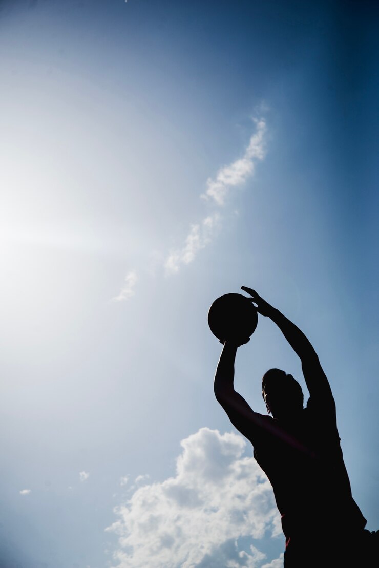 Foto grátis silhueta do jogador de basquete prestes a jogar