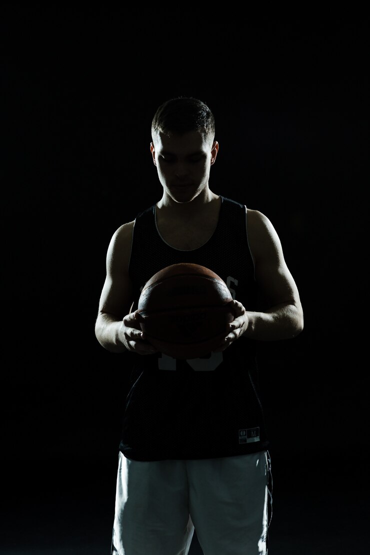 Foto grátis silhueta do jogador de basquetebol com esfera