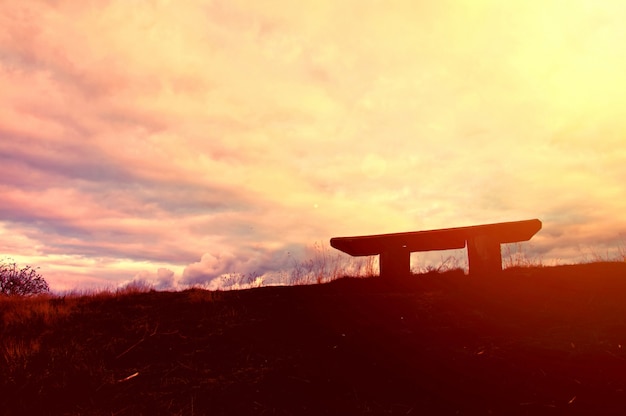 Foto grátis silhueta no por do sol mesa de madeira