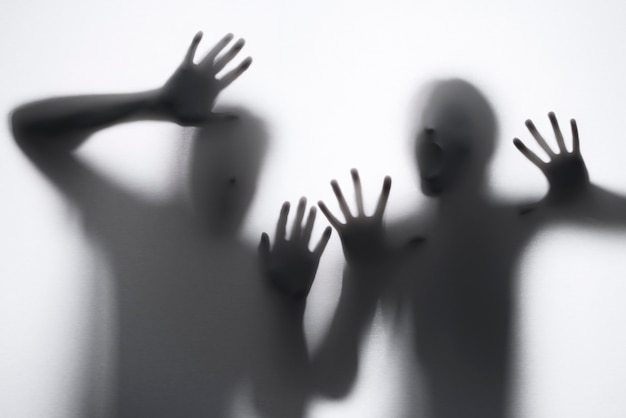 Silhuetas de mãos aterrorizantes no estúdio
