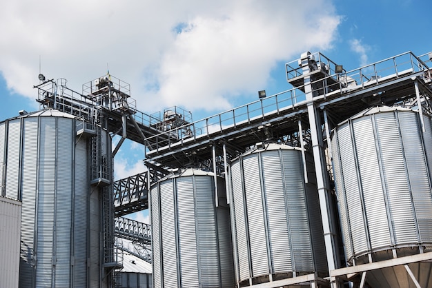 Foto grátis silos agrícolas. exterior do edifício.