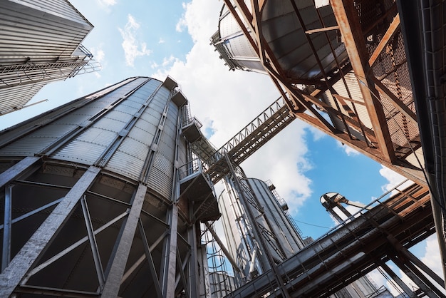 Silos agrícolas. Exterior do edifício.