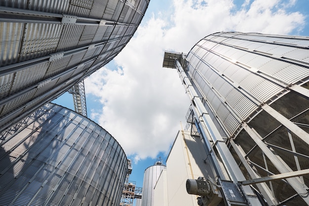 Foto grátis silos agrícolas. exterior do edifício.