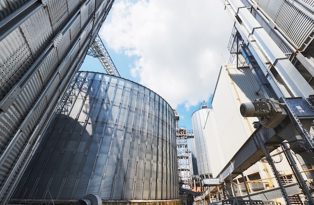 Foto grátis silos agrícolas. exterior do edifício.