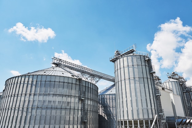 Foto grátis silos agrícolas. exterior do edifício.