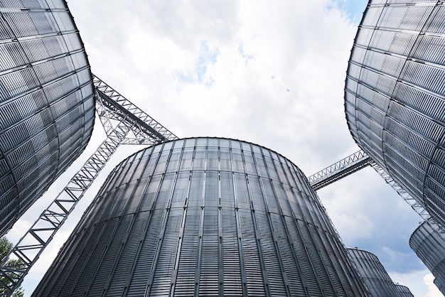 Foto grátis silos agrícolas. exterior do edifício.