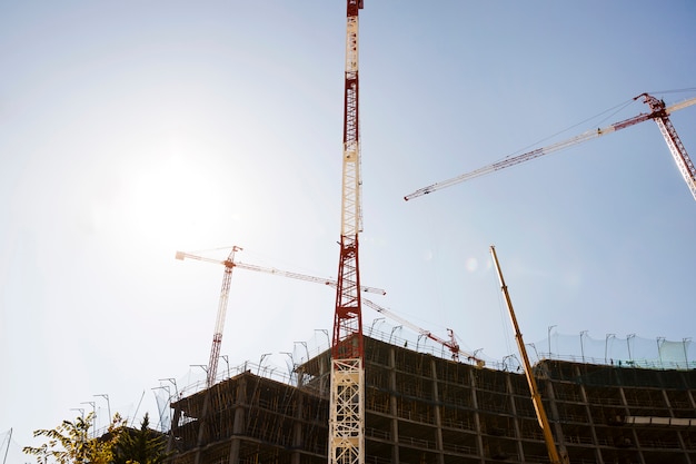 Silueta, de, edifícios, construção, contra, céu azul, em, luz solar