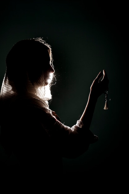 Silueta, de, muçulmano, mulher rezando