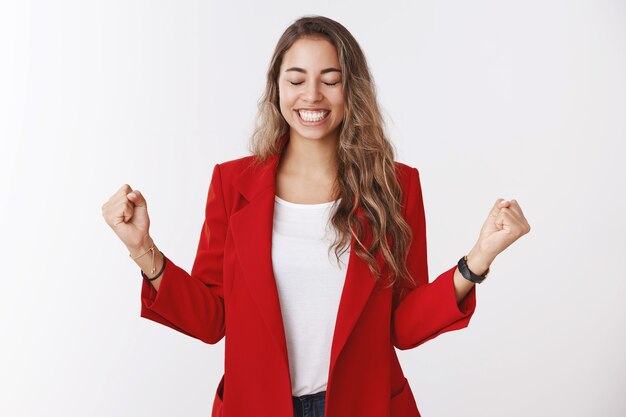 Sim, vitória de sucesso de sabor doce. Retrato de uma empresária feliz, feliz e animada, comemorando a vitória da boa sorte, cerrando os punhos para os lados, fechando os olhos sorrindo, regozijando-se com o vencedor