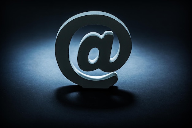 Símbolo de e-mail em fundo preto cinza gradiente escuro