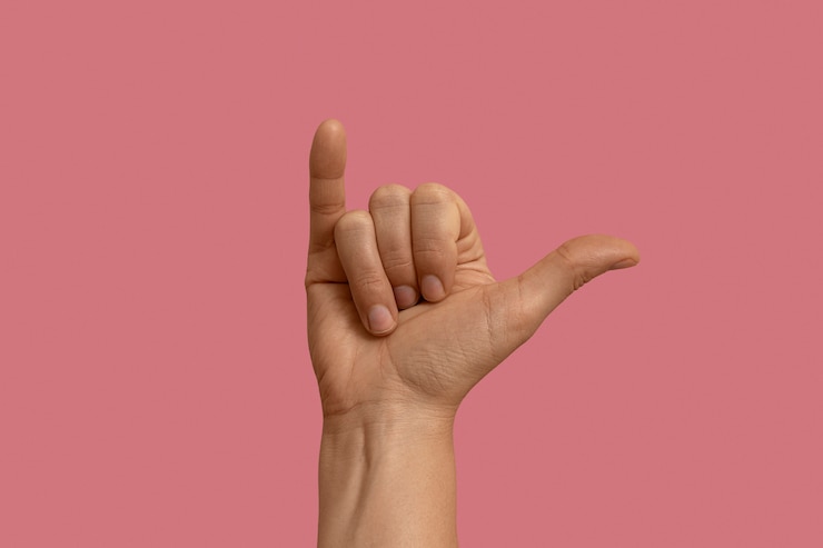 Foto grátis símbolo de linguagem gestual isolado em rosa