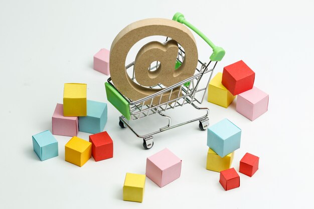 Símbolo de madeira @ no carrinho de compras, conceito de compras on-line