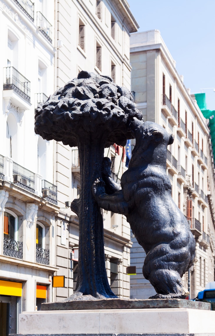 Foto grátis símbolo de madri - escultura de urso e árvore madrono
