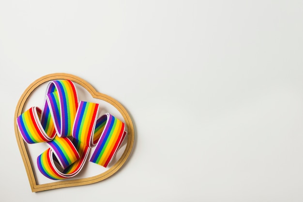 Símbolo do coração e fita nas cores LGBT