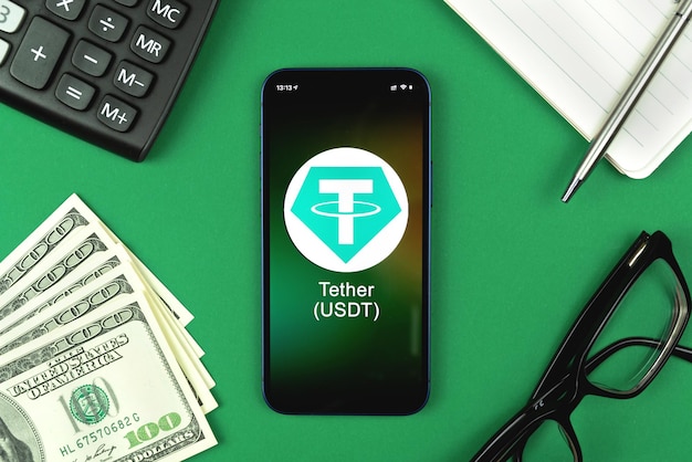 simbolo do tether usdt comercio com criptomoeda dinheiro digital e virtual bancario com conceito de telefone movel espaco de trabalho de negocios foto de vista de cima da mesa 526934 3512