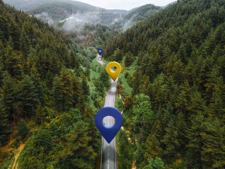 Foto grátis símbolos de localização na estrada com montanhas