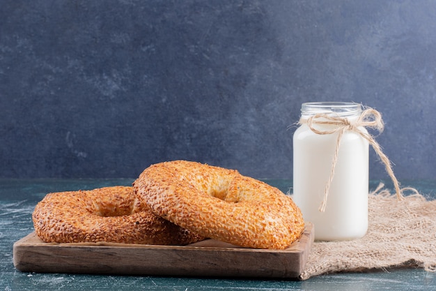 Simit bagels com gergelim e pote de leite