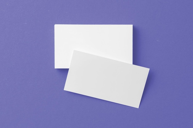 Simulação de negócios de papel em branco sobre fundo roxo