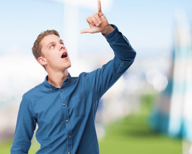 Foto grátis sinal beber jovem-homem feliz