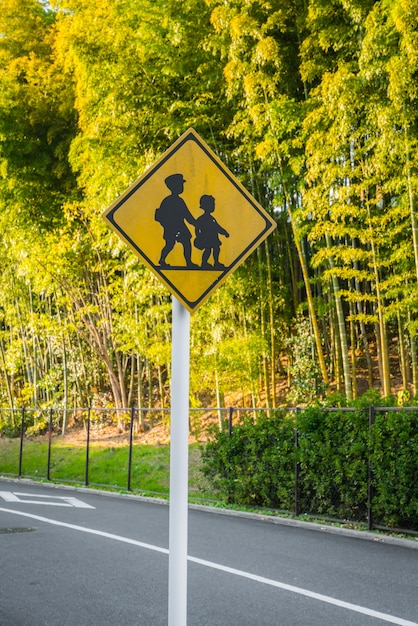 Sinal de estrada - cuidado com as crianças