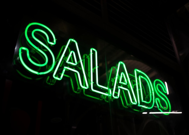 Foto grátis sinal de fast-food de saladas em luzes de neon