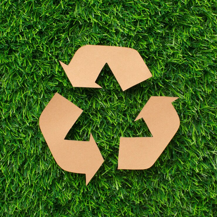 Foto grátis sinal de reciclagem na grama