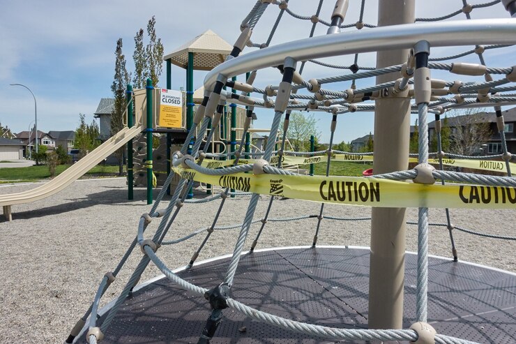 Foto grátis sinalização de restrições covid 19 em um playground
