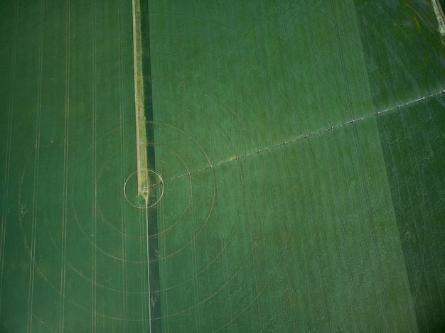 Sistema de irrigação de pivô central em vista aérea de drone de campo verde