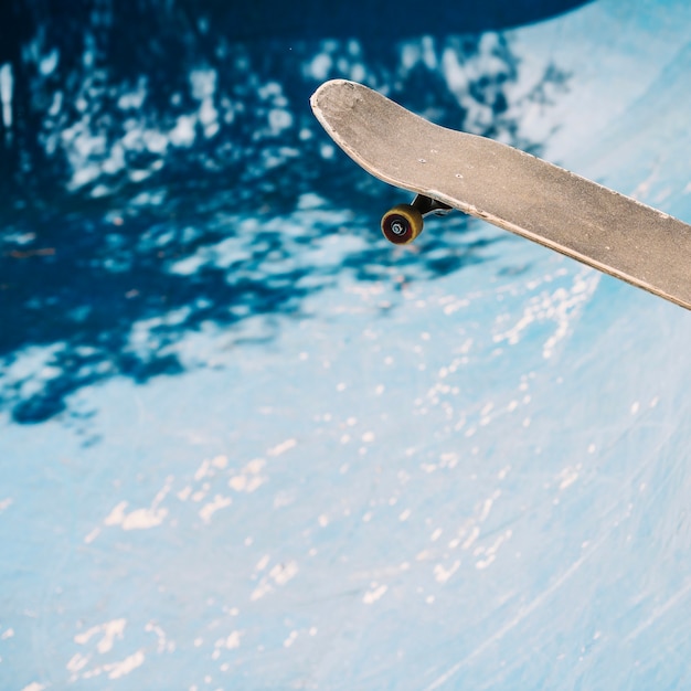 Skate na rampa no parque