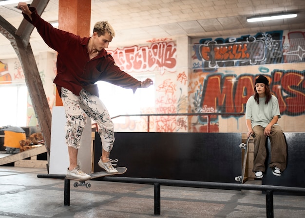 Foto grátis skate parkadolescentes no skate park