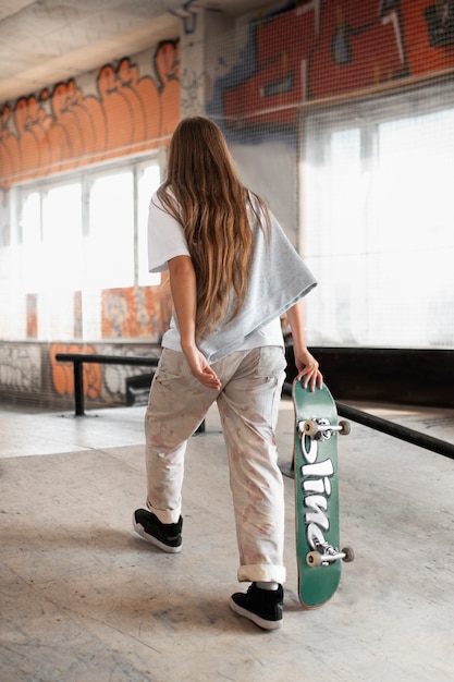 Foto grátis skate parkadolescentes no skate park