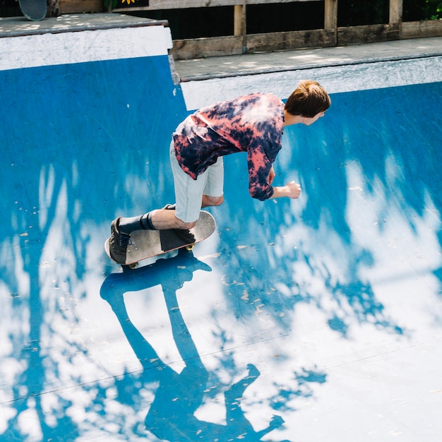 Skater andando e praticando