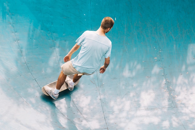 Skater irreconhecível na rampa