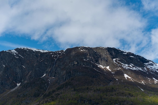 Foto grátis skjolden noruega 16 de maio de 2023 montanha